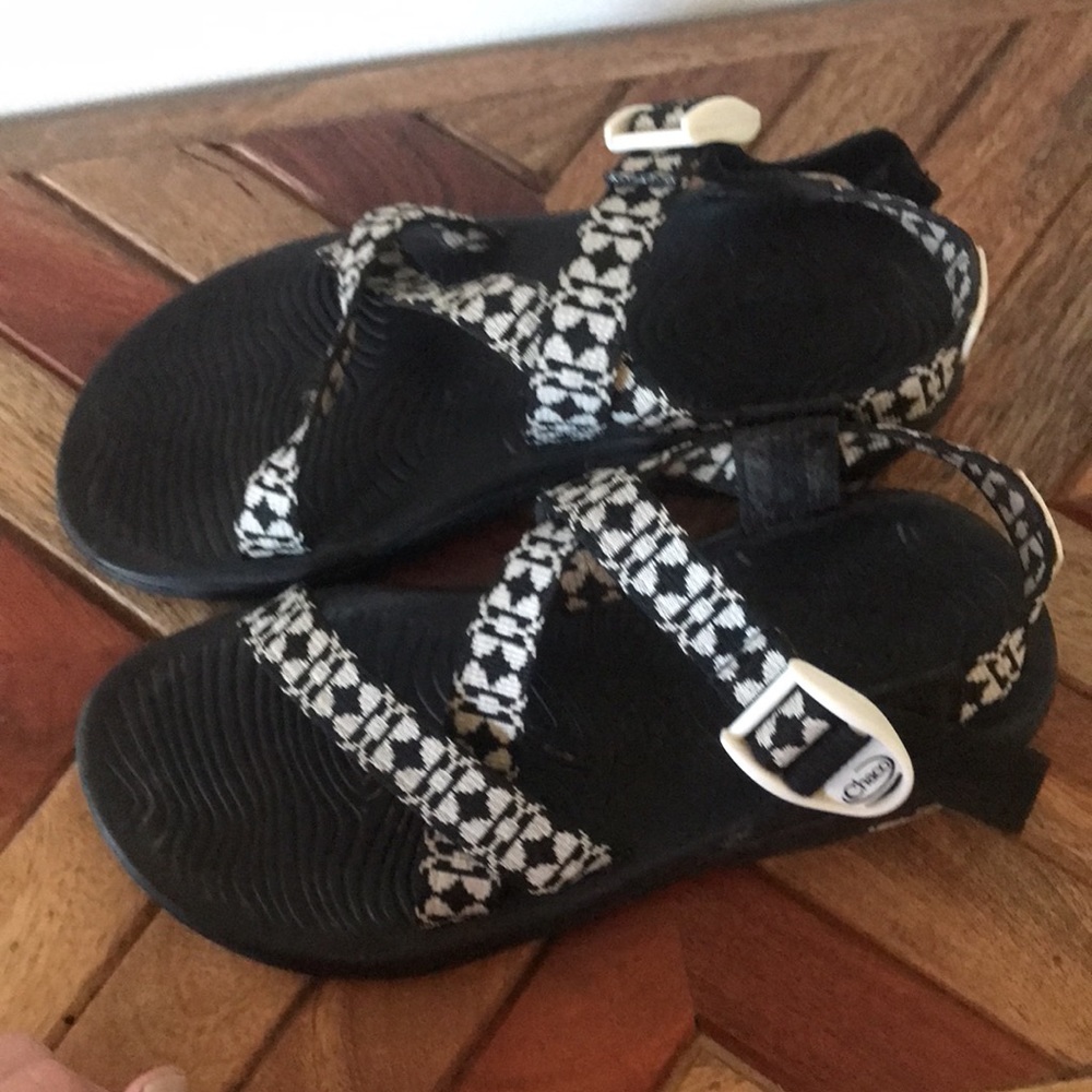 Chaco sandals in black and white - Picture 4 of 6